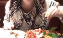 洋气小姐姐吃饭,品味生活，尽享美味时光