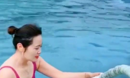 下水游泳小姐姐,夏日清凉小姐姐下水游泳瞬间